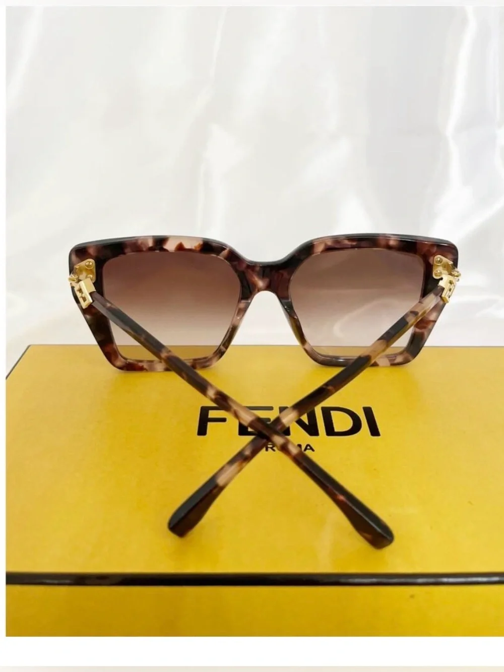 FENDI FF Diamonds FE40161I Sunglasses Tortoise Frame Brown Gradient Lenses